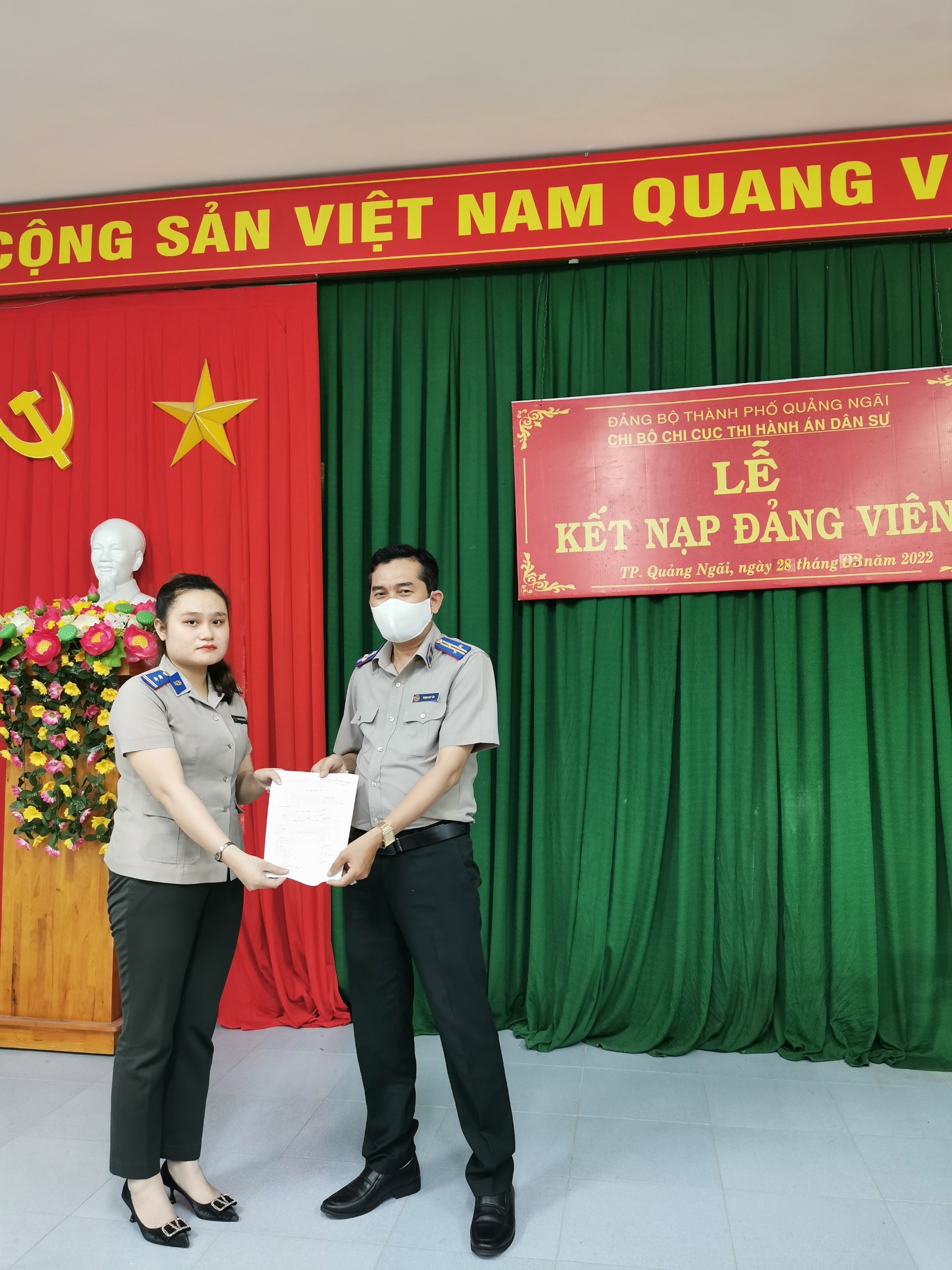 Chi bộ Chi cục Thi hành án dân sự thành phố Quảng Ngãi tổ chức lễ kết nạp đảng viên mới
