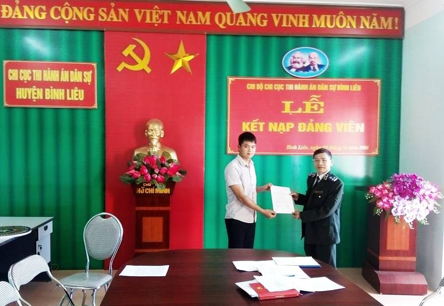Lế kết nạp Đảng viên mới tại Chi bộ Chi cục Thi hành án dân sự huyện Bình Liêu