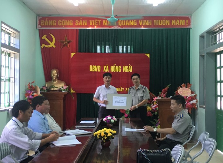 Cục Thi hành án dân sự tỉnh Sơn La trao tiền hỗ trợ xóa nhà tạm cho xã Hồng Ngài, huyện Bắc Yên, tỉnh Sơn La