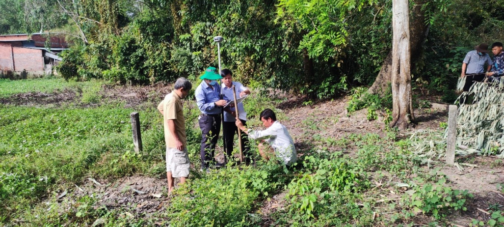 Chi cục Thi hành án dân sự huyện Gò Dầu tổ chức cưỡng chế kê biên tài sản và tiêu huỷ tang vật
