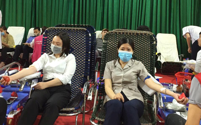Cán bộ, công chức, người lao động Chi cục THADS huyện Hà Trung tham gia hiến máu tình nguyện năm 2021