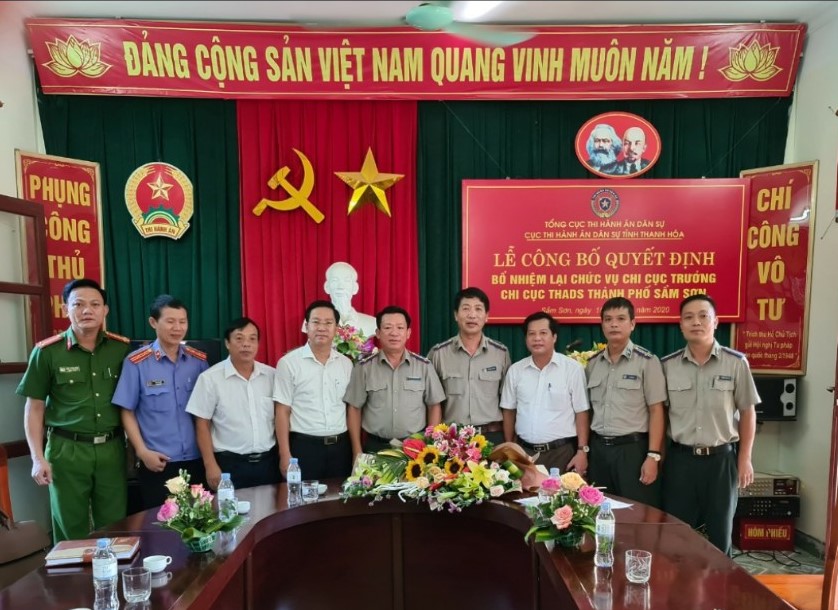 Cục Thi hành án dân sự tỉnh Thanh Hóa trao Quyết định bổ nhiệm lại chức vụ Chi cục trưởng Chi cục Thi hành án dân sự thành phố Sầm Sơn