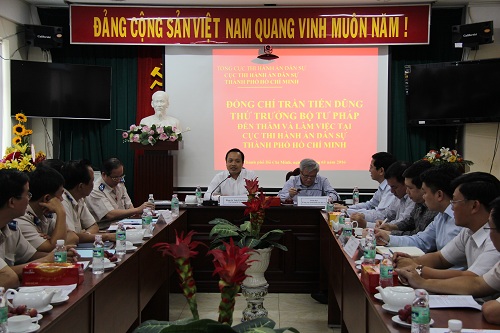 Thứ trưởng Trần Tiến Dũng làm việc với Cục Thi hành án dân sự thành phố Hồ Chí Minh