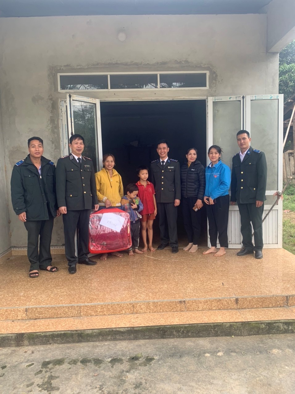 Cục Thi hành án dân sự tỉnh Tuyên Quang thăm hỏi, động viên gia đình công chức gặp hỏa hoạn