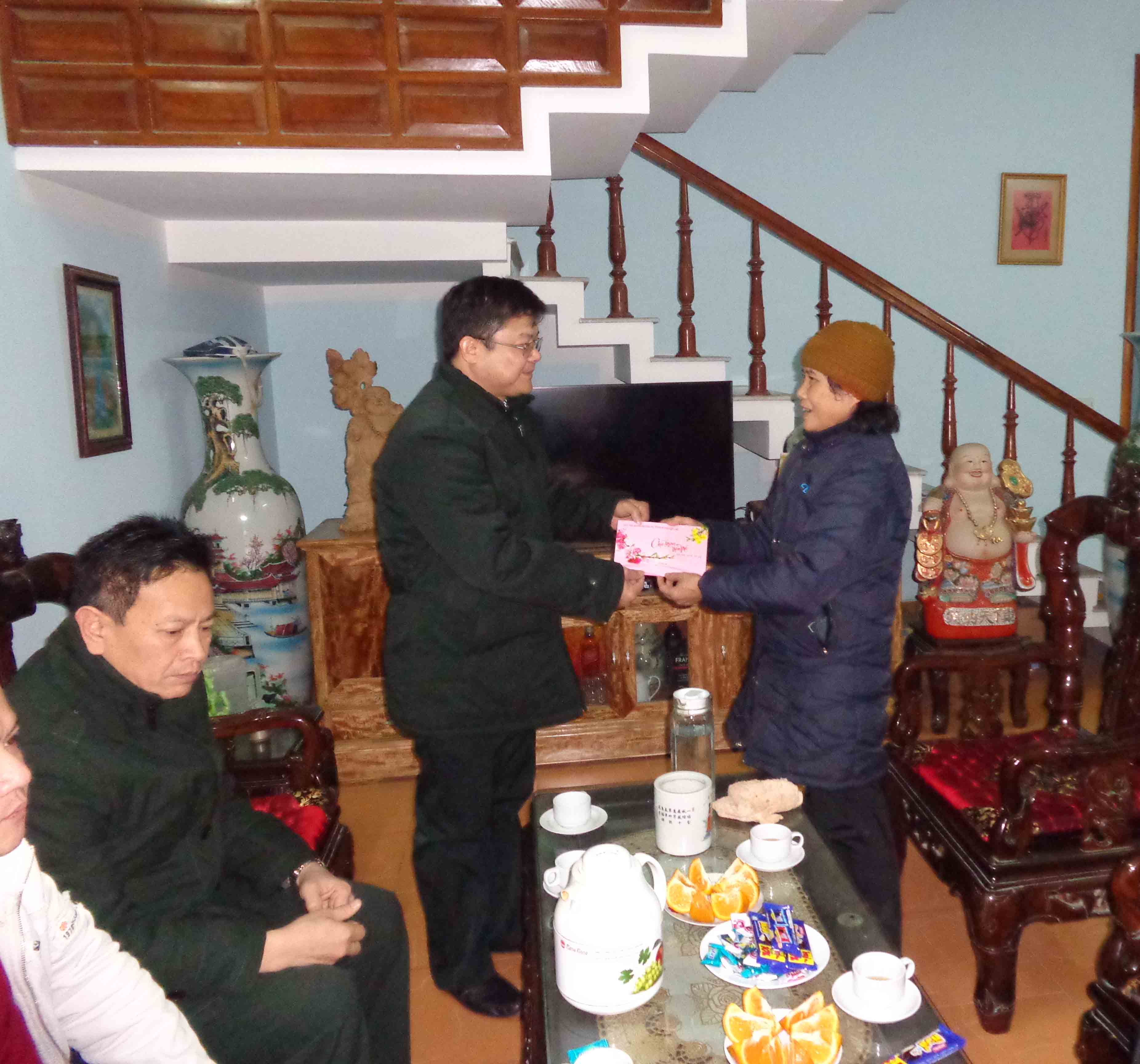Cục Thi hành án dân sự tỉnh Tuyên Quang: Thăm, chúc tết, tặng quà các gia đình chính sách trên địa bàn tỉnh Tuyên Quang