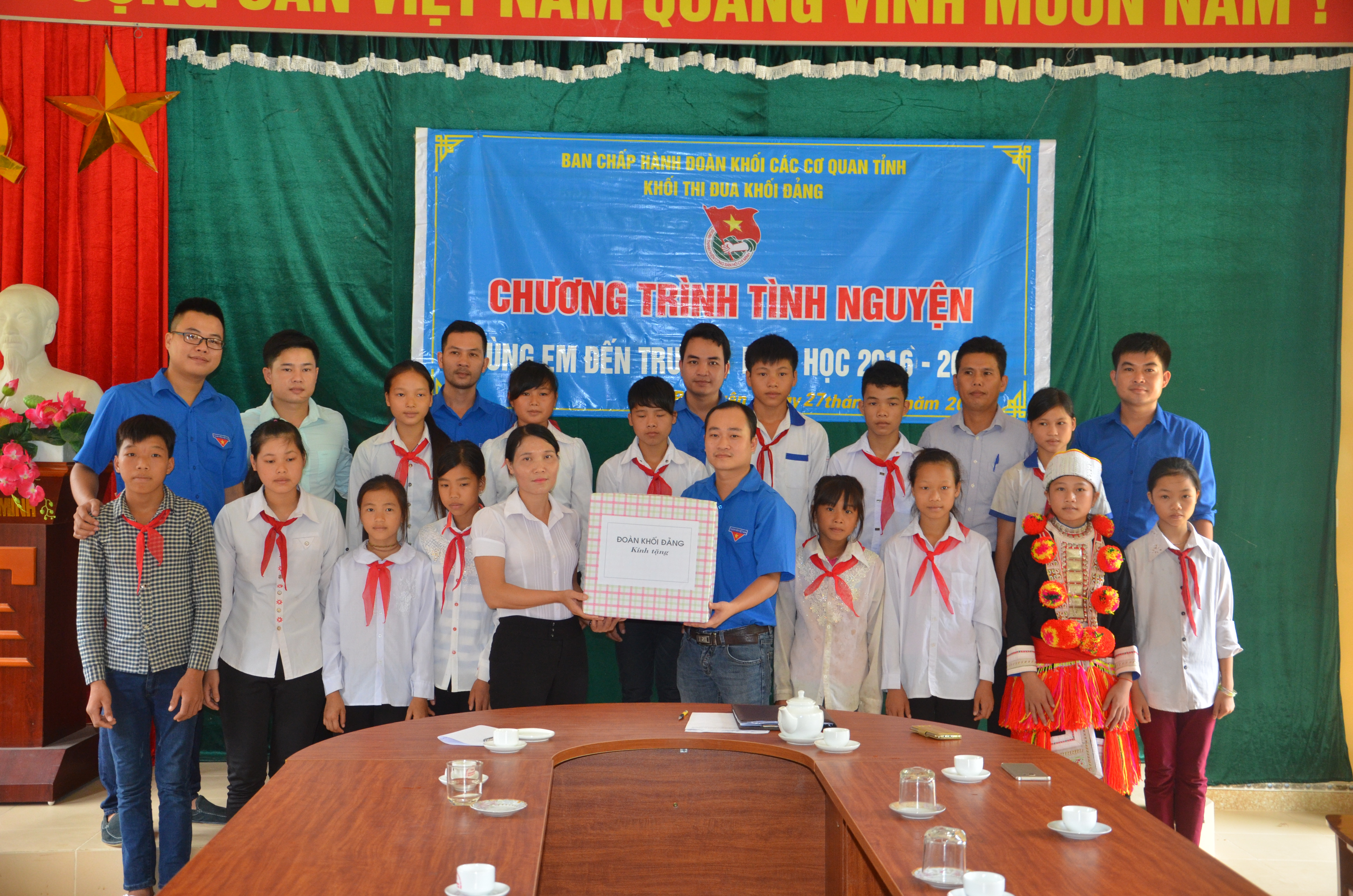 Đoàn viên Chi đoàn Thanh niên Cục Thi hành án dân sự tỉnh Tuyên Quang tham gia hoạt động tình nguyện tại xã Phúc Yên, huyện Lâm Bình.
