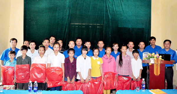 Chi đoàn Cục Thi hành án dân sự tỉnh Tuyên Quang tham gia hoạt động tình nguyện tại xã Yên Thuận, huyện Hàm Yên