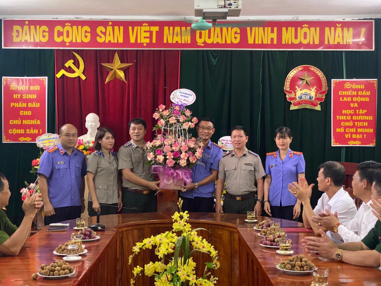 Chi cục THADS huyện Chiêm Hóa: Tặng hoa chúc mừng kỷ niệm 62 năm Ngày truyền thống Ngành kiểm sát nhân dân