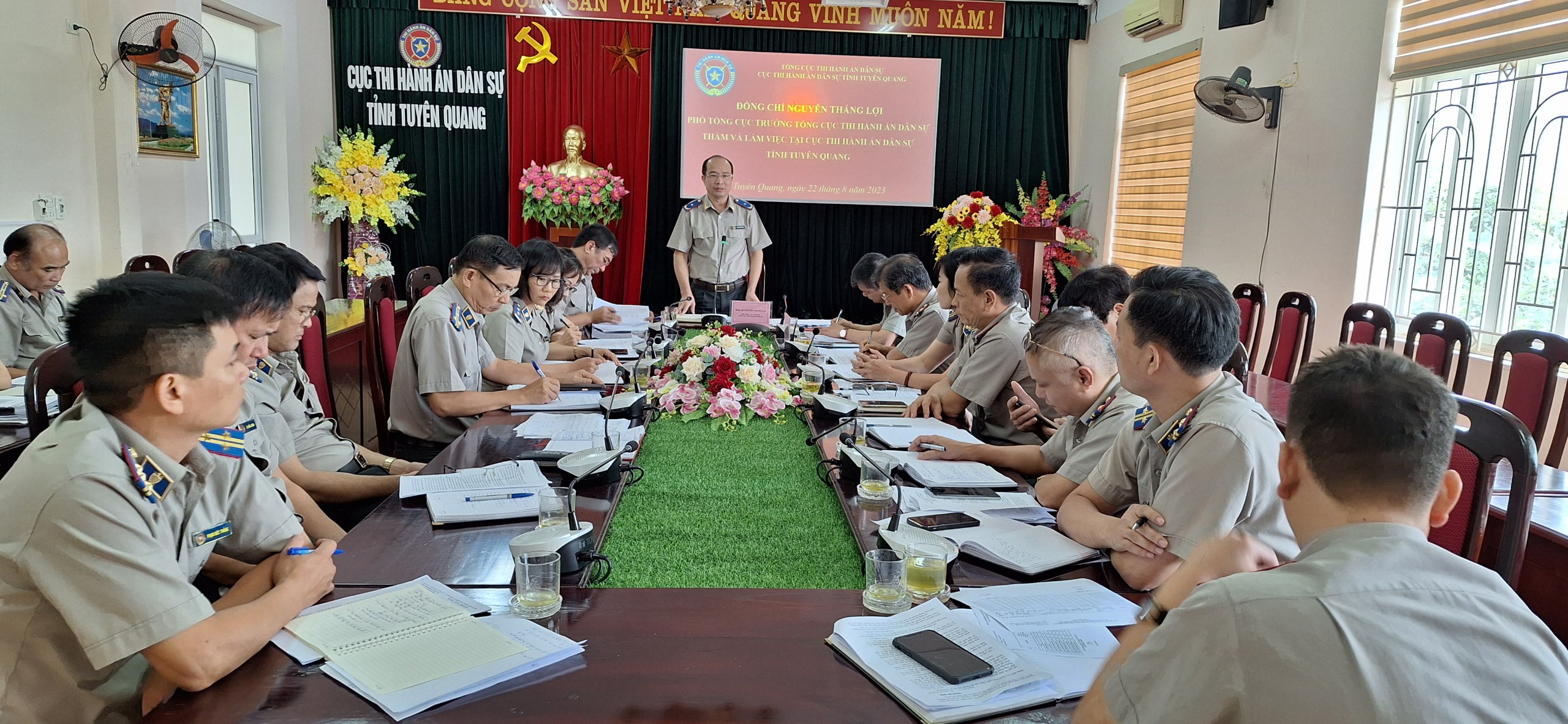 Đồng chí Phó Tổng cục trưởng Tổng cục Thi hành án dân sự Nguyễn Thắng Lợi làm việc tại Cục Thi hành án dân sự tỉnh Tuyên Quang.