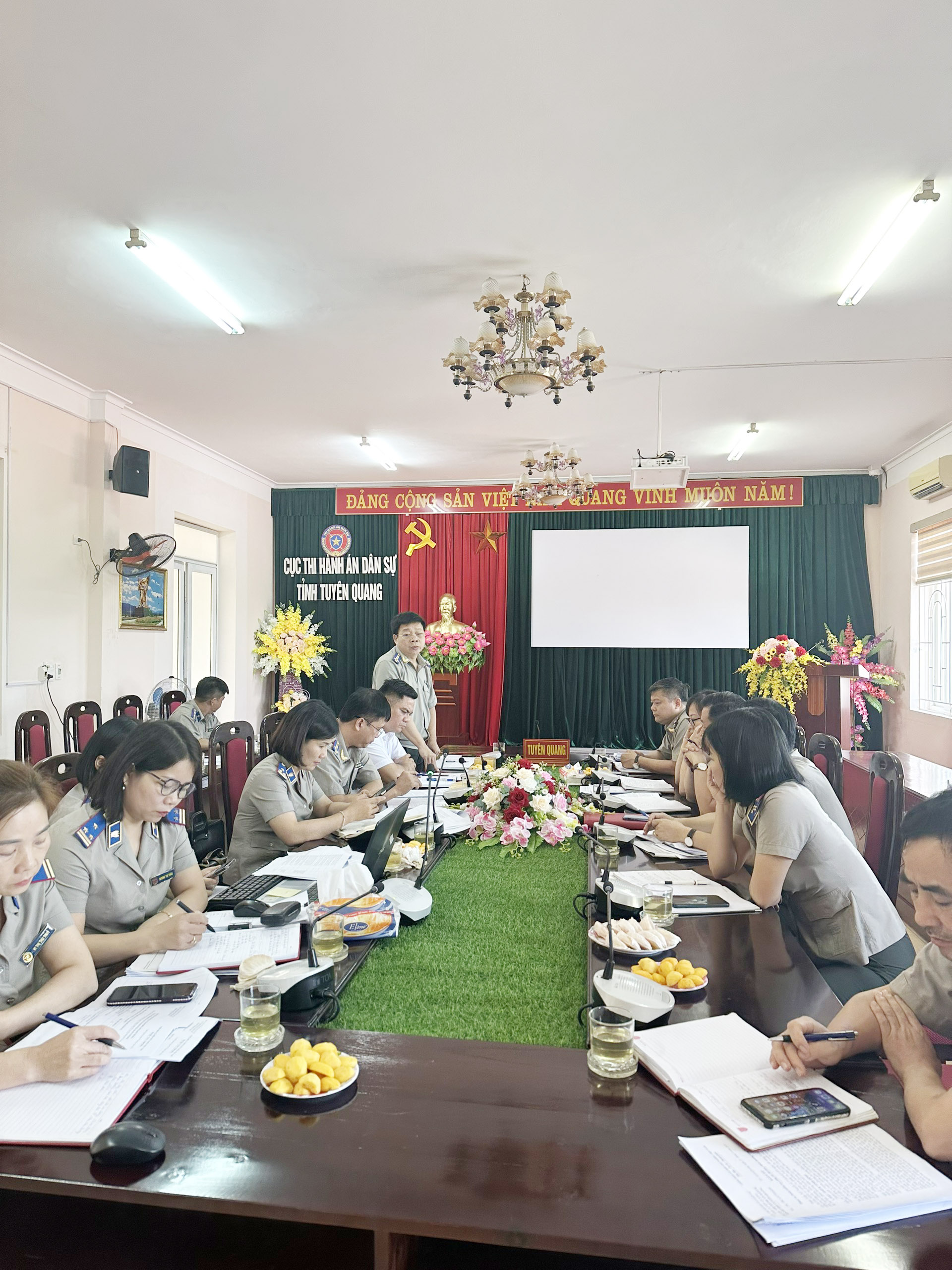 Đoàn kiểm tra Khu vực thi đua Khối cơ quan Tư pháp các tỉnh Trung du và miền núi phía Bắc kiểm tra công tác thi đua, khen thưởng tại Cục Thi hành án dân sự tỉnh Tuyên Quang