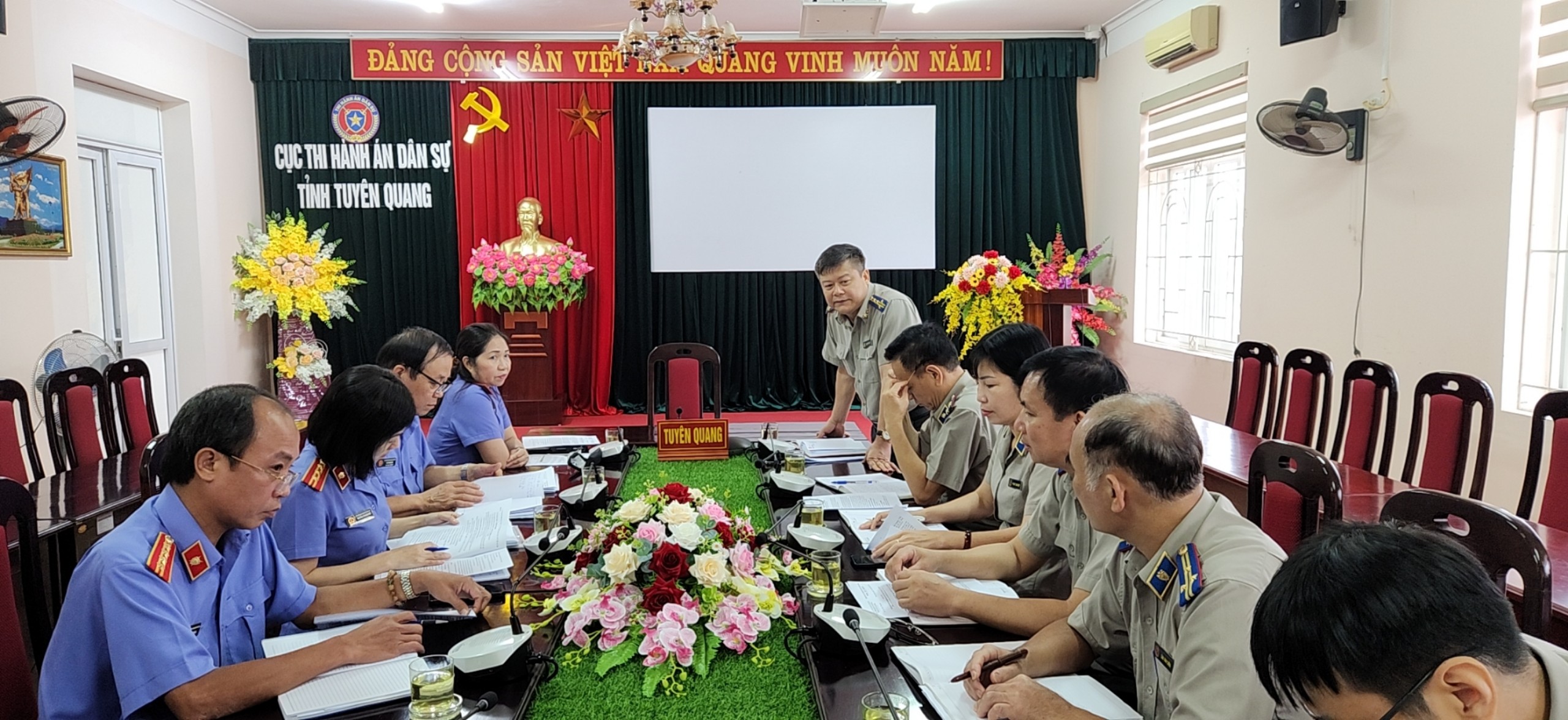 Đoàn kiểm tra của Viện kiểm sát nhân dân tối cao làm việc với Cục Thi hành án dân sự tỉnh Tuyên Quang