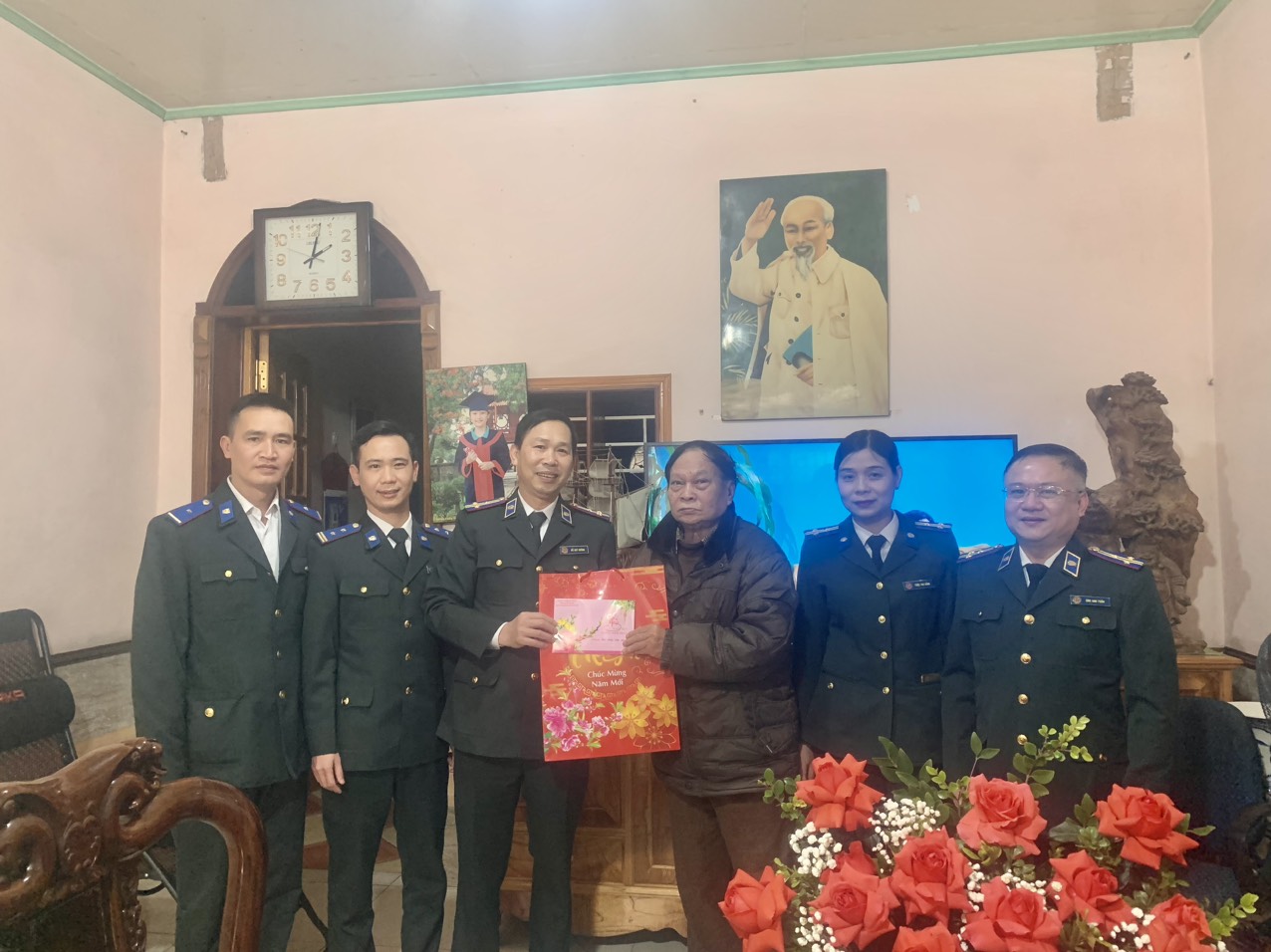 Chi cục Thi hành án dân sự huyện Yên Sơn thăm, chúc tết  các gia đình chính sách